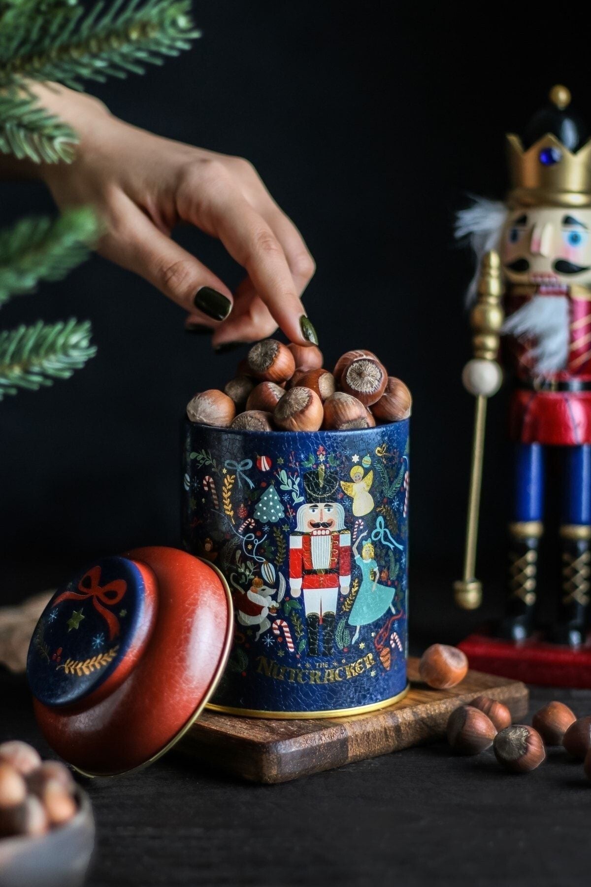 Fairytale Nutcracker Desenli Yuvarlak Metal Saklama Kabı, 9 x 11 cm, 0,6 lt