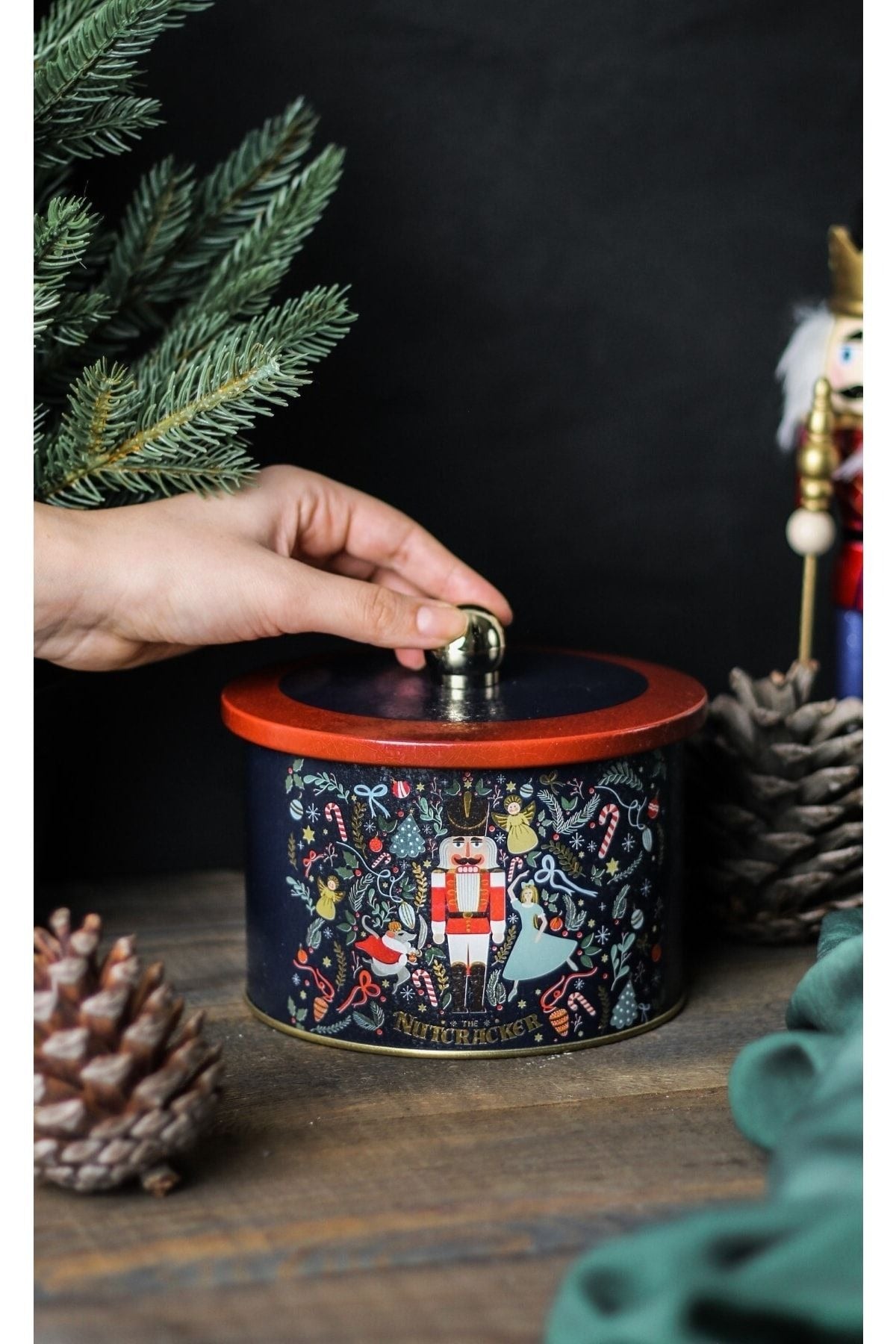 Fairytale Desenli Yuvarlak Metal Saklama Kabı, 14 x 10 cm, 1,3  lt