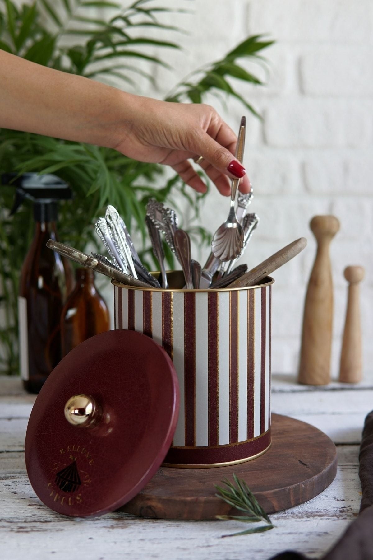 Festival Desenli Yuvarlak Metal Saklama Kabı 14 x 15 cm, 2,1 lt