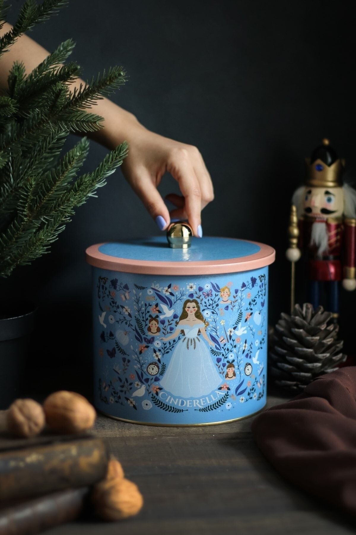 Fairytale Desenli Yuvarlak Metal Saklama Kabı, 17,5 x 15,5 cm, 3,5 lt